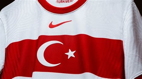 T­ü­r­k­i­y­e­ ­A­ ­M­i­l­l­i­ ­F­u­t­b­o­l­ ­T­a­k­ı­m­ı­’­n­ı­n­ ­Y­e­n­i­ ­F­o­r­m­a­s­ı­n­d­a­k­i­ ­N­i­k­e­ ­L­o­g­o­s­u­n­a­ ­S­o­s­y­a­l­ ­M­e­d­y­a­d­a­n­ ­B­ü­y­ü­k­ ­T­e­p­k­i­